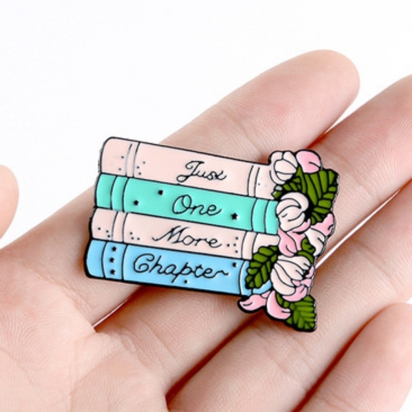 Bookish pin brooch with flowers - Picture 3 of 3